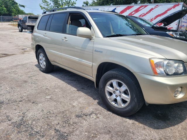 BUY TOYOTA HIGHLANDER 2002 LIMITED AWD XTRA CLEAN !! WE FINANCE!!, Selective Auto Source